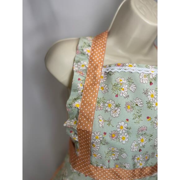GWP Vintage-Inspired Green Daisy Print Apron with Polka Dot Accents - Picture 9 of 12